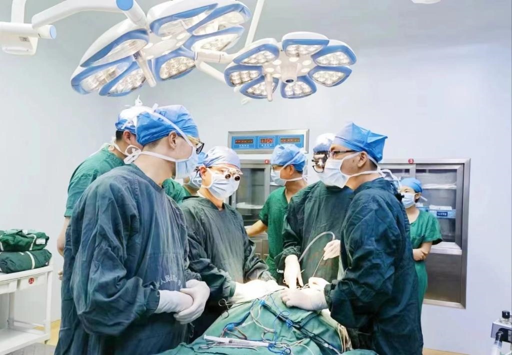 浙江省人民醫(yī)院畢節(jié)醫(yī)院的醫(yī)師團(tuán)隊正在為患者李老伯進(jìn)行手術(shù)。（王磊波 攝 新華社發(fā)）
