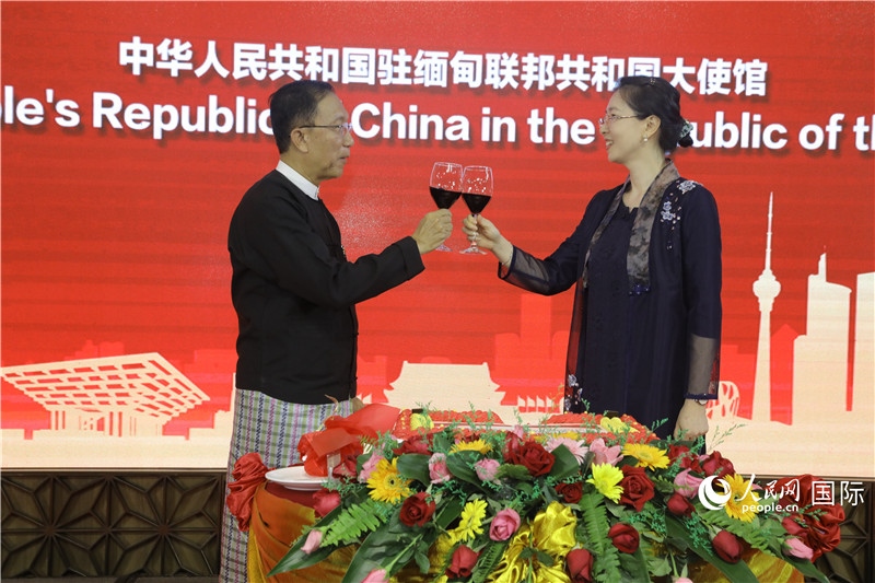 圖為曹靜臨時代辦與溫欣副總理祝酒。人民網(wǎng)記者 謝佳君攝