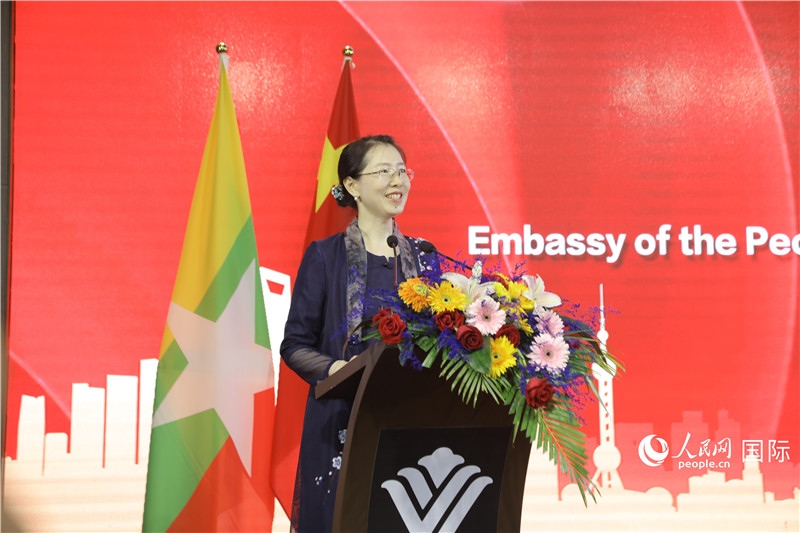 圖為使館臨時代辦曹靜致辭。人民網(wǎng)記者 謝佳君攝