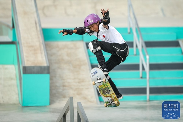 9月27日，中國選手崔宸曦在比賽中。當(dāng)日，在錢塘輪滑中心舉行的杭州亞運(yùn)會(huì)女子街式?jīng)Q賽中，中國選手崔宸曦以242.62分的成績奪得冠軍，曾文蕙獲得亞軍，日本選手伊藤美優(yōu)獲得季軍。新華社記者 潘昱龍攝