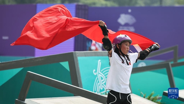 9月27日，崔宸曦在賽后慶祝奪冠。當日，在錢塘輪滑中心舉行的杭州亞運會女子街式?jīng)Q賽中，中國選手崔宸曦以242.62分的成績奪得冠軍，曾文蕙獲得亞軍，日本選手伊藤美優(yōu)獲得季軍。新華社記者 潘昱龍攝