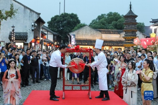 9月27日拍攝的2023年南翔國潮大會(huì)暨第十七屆上海南翔小籠文化展開幕儀式現(xiàn)場。