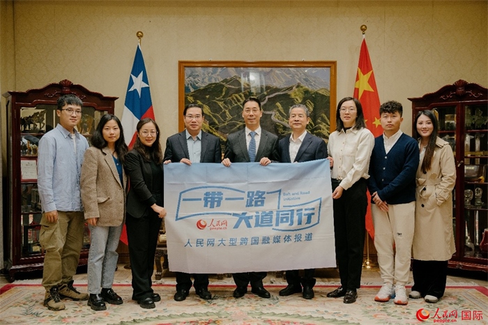 牛清報(bào)大使（中）與人民網(wǎng)、人民日報(bào)社記者合影。 人民網(wǎng)記者 張若涵攝