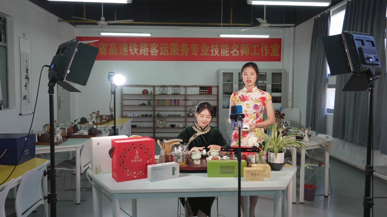 學生們正在直播。受訪單位供圖