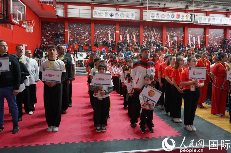 圖為開幕式現(xiàn)場運(yùn)動員入場儀式。人民網(wǎng)記者 許放攝