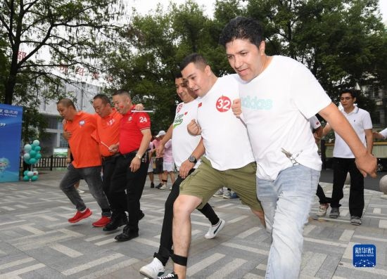 9月28日，在柯橋柯亭社區(qū)，各民族居民參加趣味運動會。