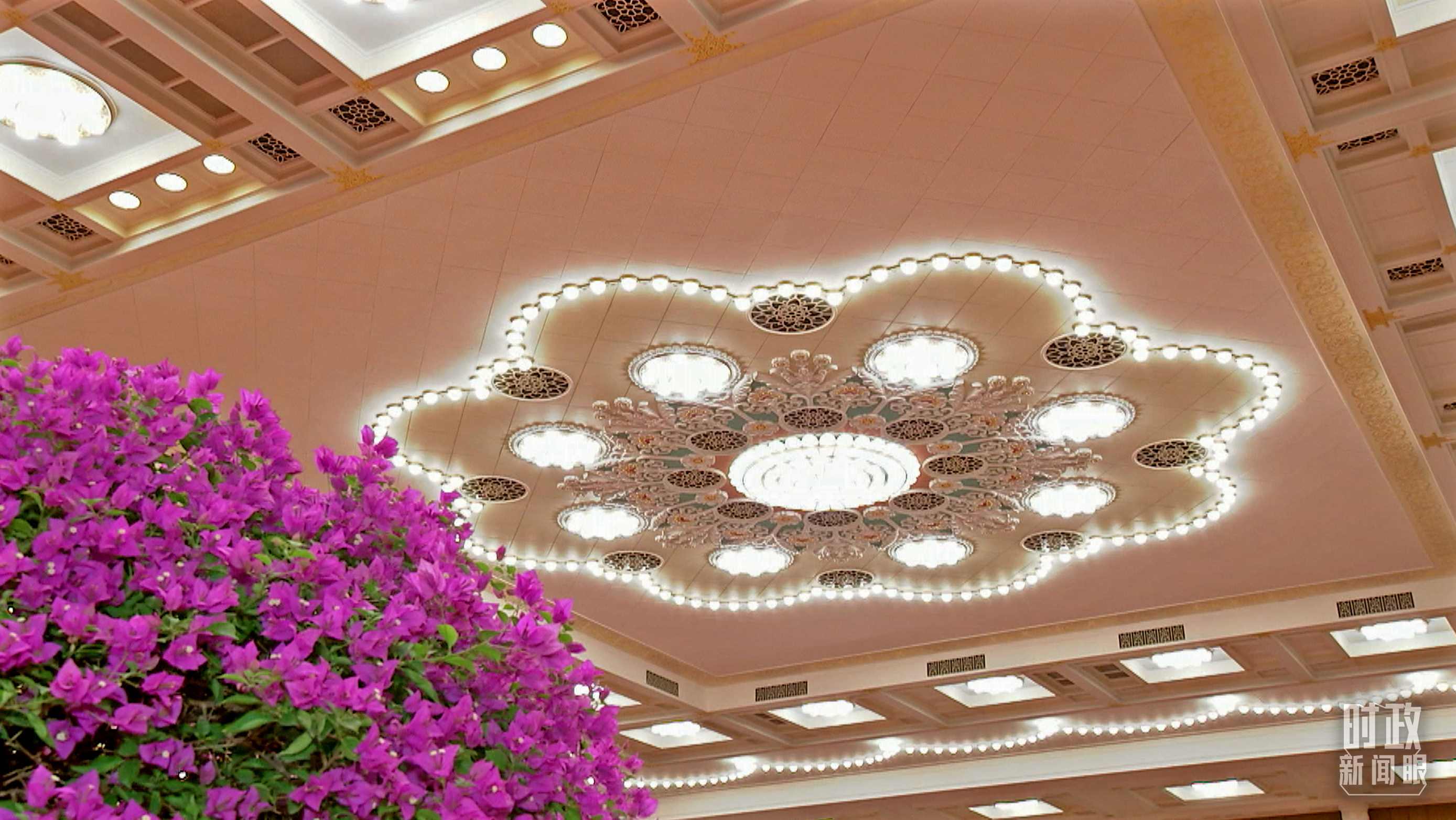 △人民大會堂宴會廳，華燈璀璨、鮮花綻放。