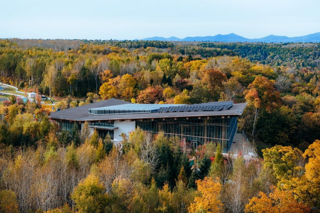 園區(qū)在多棟建筑上都安裝有分布式光伏發(fā)電設(shè)施。邱活攝