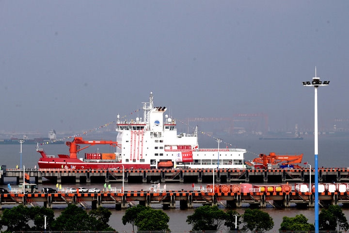 9月27日，“雪龍2”號(hào)極地科考破冰船停泊在中國(guó)極地考察國(guó)內(nèi)基地碼頭。當(dāng)日，由自然資源部組織的中國(guó)第13次北冰洋科學(xué)考察隊(duì)乘“雪龍2”號(hào)極地科考破冰船返回上海，標(biāo)志著中國(guó)第13次北冰洋科學(xué)考察任務(wù)圓滿完成。新華社記者 張建松 攝