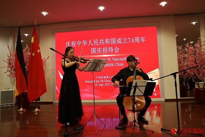 青年音樂家為來賓們現(xiàn)場演奏《我和我的祖國》。人民網(wǎng)記者 劉仲華攝