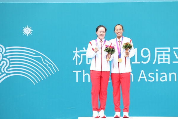 9月29日，鄭欽文(右)和朱琳在頒獎儀式上合影。當日，在杭州亞運會網球女子單打決賽中，中國代表團選手鄭欽文2:0戰(zhàn)勝隊友朱琳奪得冠軍。人民網記者 李乃妍攝