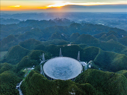 “中國(guó)天眼”全景（維護(hù)保養(yǎng)期間拍攝）。新華社記者 歐東衢 攝