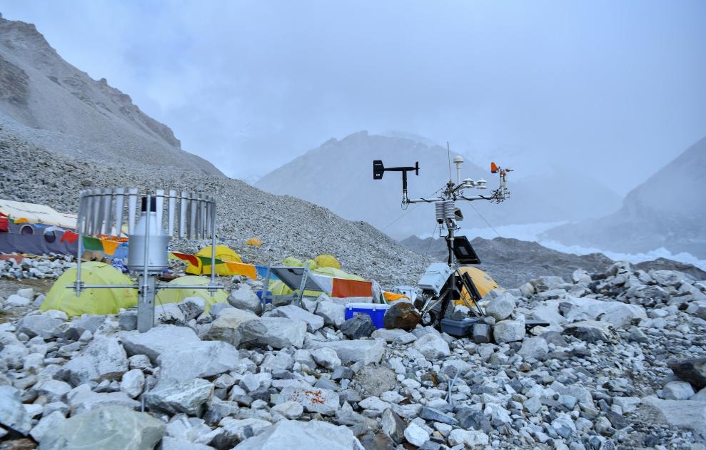 位于海拔5700米卓奧友峰前進(jìn)營地的自動氣象站（9月29日攝）。新華社記者晉美多吉 攝