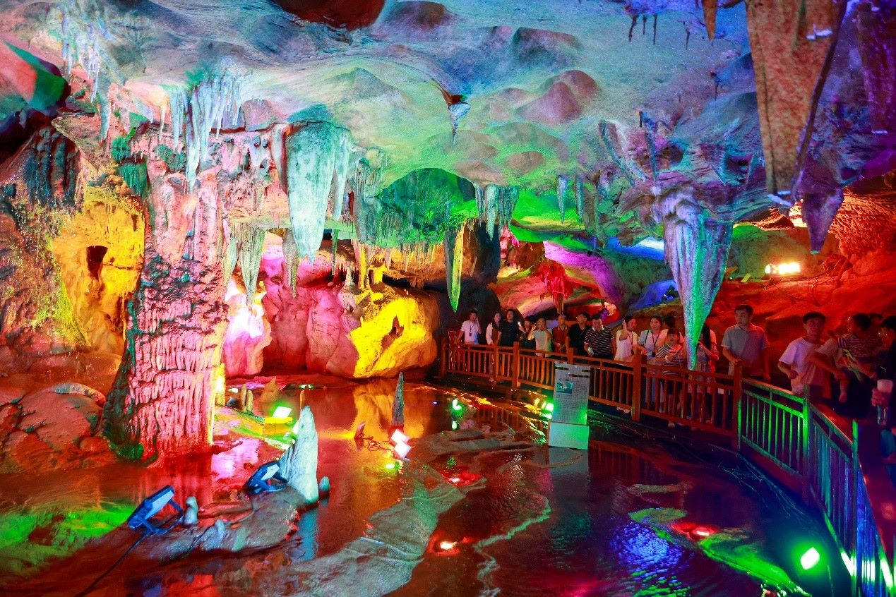 國慶假期期間，江西萬年神農(nóng)宮景區(qū)游人如織。受訪者供圖