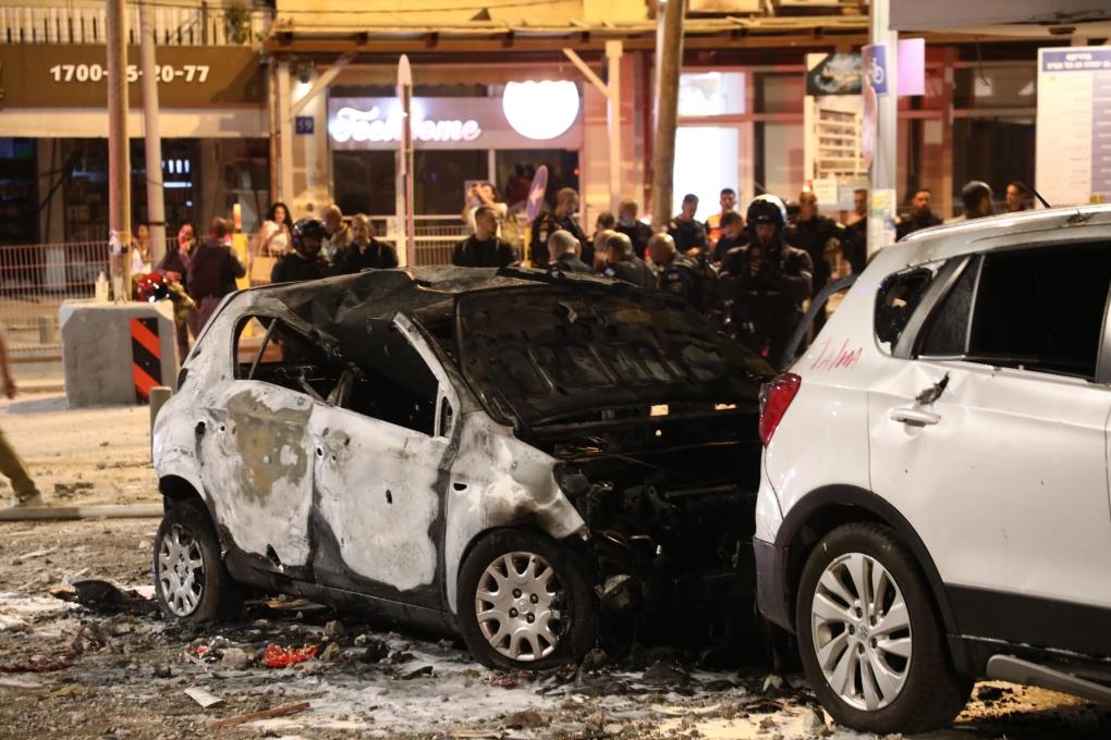 這是10月7日在以色列特拉維夫拍攝的遭火箭彈破壞的車輛。新華社發(fā)