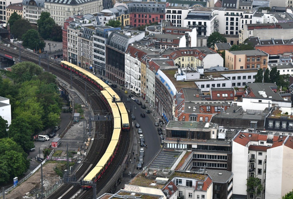 5月23日，列車在德國柏林市區(qū)行駛。新華社記者任鵬飛攝