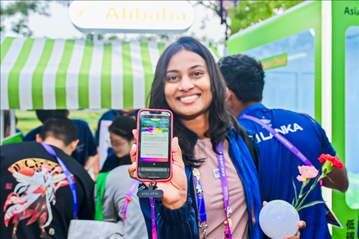 亞運(yùn)村運(yùn)動員正在展示個人的低碳賬戶。 受訪者供圖