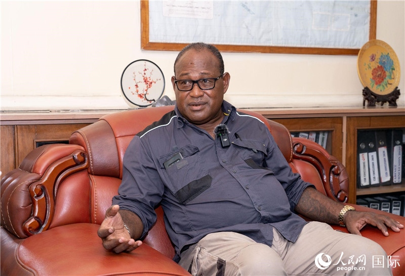 2023年9月13日，所羅門群島副總理兼基礎(chǔ)設(shè)施和發(fā)展部長梅納西·梅蘭加在首都霍尼亞拉接受人民網(wǎng)記者專訪。人民網(wǎng) 賀吉攝