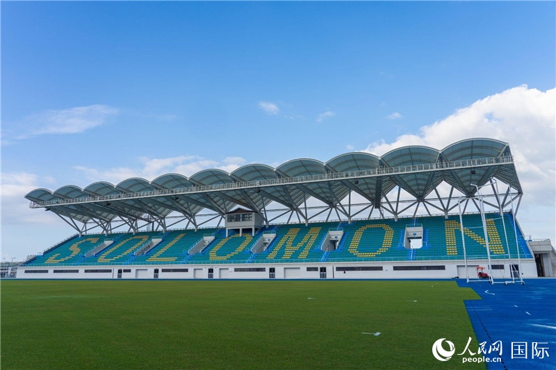 2023年9月12日，位于所羅門群島首都霍尼亞拉的由中土公司承建的中國援所羅門群島2023年太平洋運(yùn)動會體育場館。人民網(wǎng) 賀吉攝