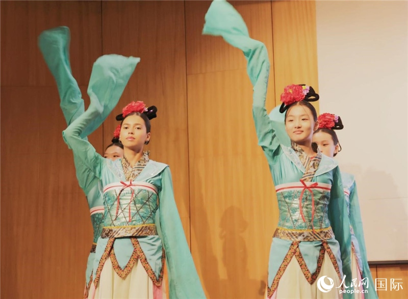 兩國文化志愿者共同表演中國傳統(tǒng)舞蹈。人民網(wǎng)記者 陳海琪攝