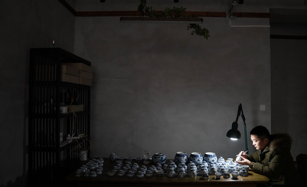 ↑ 2020年12月23日，手工陶瓷制作者在工作室檢測(cè)成品。