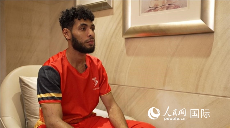 巴布亞新幾內(nèi)亞乒乓球國(guó)家隊(duì)隊(duì)員杰弗瑞·羅伊接受采訪。 人民網(wǎng) 彭昱凱攝