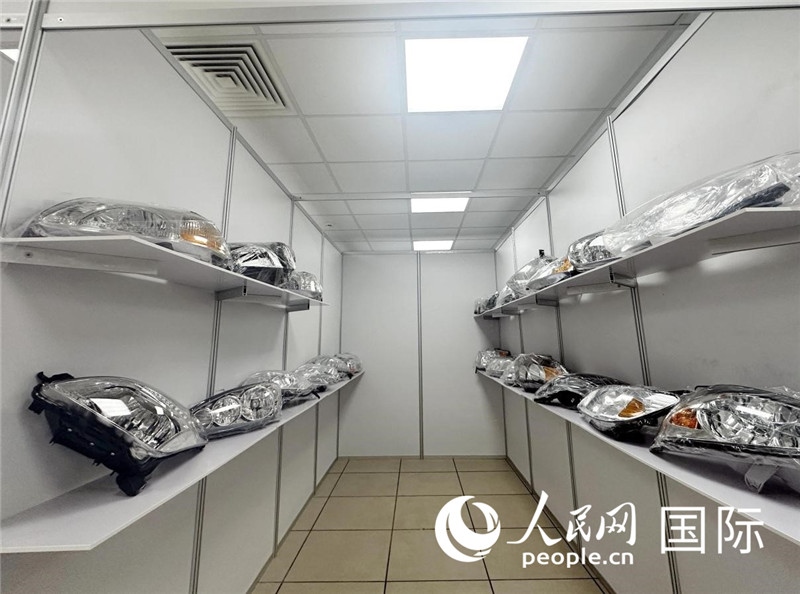 在位于莫斯科格林伍德國際貿(mào)易中心的浙江寧波優(yōu)質(zhì)商品展銷中心內(nèi)，展示著來自浙江寧波慈溪市的汽車配件樣品。人民網(wǎng)記者 申佳平攝