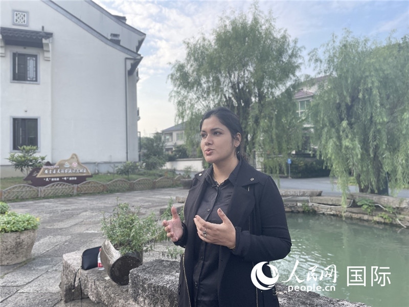 孟加拉國Channel 24電視頻道主持人伊斯拉特·阿敏在安吉接受記者采訪。人民網(wǎng)記者 張榮攝