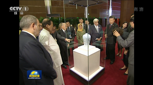 2019年5月15日，中外領(lǐng)導人共同參觀“大美亞細亞——亞洲文明展”。（視頻截圖）