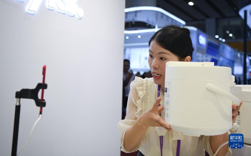 10月15日，參展的工作人員在展臺(tái)直播介紹家電產(chǎn)品。新華社記者 鄧華 攝