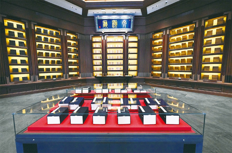 建設(shè)中國(guó)國(guó)家版本館，是以習(xí)近平同志為核心的黨中央作出的重大決策，是文明大國(guó)建設(shè)的基礎(chǔ)工程，是功在當(dāng)代、利在千秋的標(biāo)志性文化工程，充分體現(xiàn)了我們黨傳承發(fā)展中華文化的高度自覺(jué)、汲取歷史智慧更好走向未來(lái)的歷史主動(dòng)。圖為2023年5月拍攝的中國(guó)國(guó)家版本館中央總館文瀚廳。 新華社發(fā)