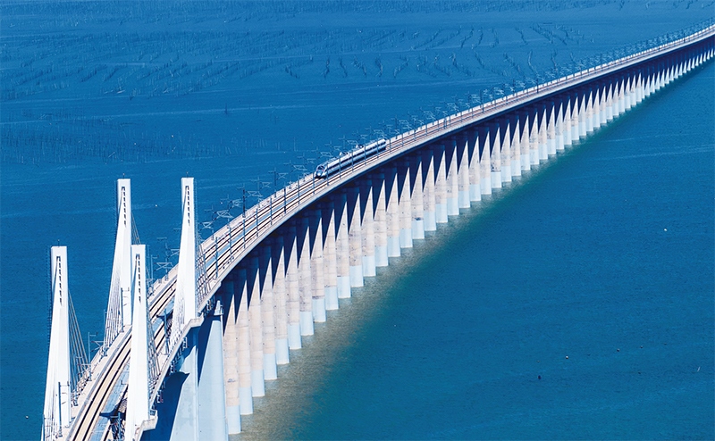 2023年9月28日，中國(guó)首條時(shí)速350公里跨海高鐵——福廈高鐵正式開(kāi)通運(yùn)營(yíng)。圖為一列運(yùn)行試驗(yàn)車(chē)組駛過(guò)福廈高鐵湄洲灣跨海大橋（9月19日攝，無(wú)人機(jī)照片）。 新華社記者 魏培全/攝
