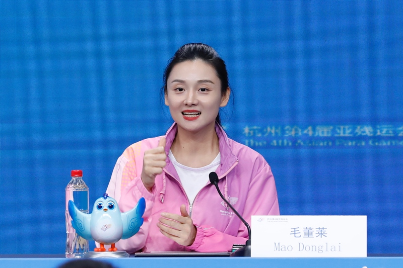 杭州市殘疾人綜合服務(wù)中心干事毛董萊介紹成為亞殘運會火炬手的經(jīng)歷。杭州亞殘組委供圖