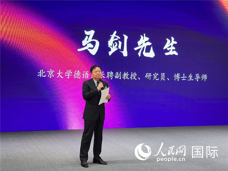 北京大學德語系長聘副教授馬劍點評學生表現(xiàn)。（攝影：張麗鷗）