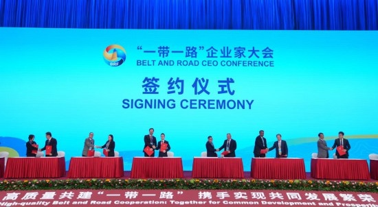 這是10月17日拍攝的簽約儀式現(xiàn)場。當(dāng)日，“一帶一路”企業(yè)家大會在北京召開。（新華社記者王毓國攝）