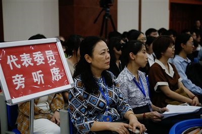 圖④：重慶五中院在西南政法大學(xué)開庭審理一起執(zhí)行異議之訴二審案，重慶市人大代表張濤（左一）、周藝梅（左二）和學(xué)生一起觀摩庭審。