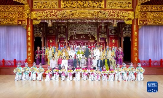  10月18日上午，國(guó)家主席習(xí)近平夫人彭麗媛邀請(qǐng)出席第三屆“一帶一路”國(guó)際合作高峰論壇的外方領(lǐng)導(dǎo)人夫人參觀中國(guó)工藝美術(shù)館（中國(guó)非物質(zhì)文化遺產(chǎn)館）。這是彭麗媛同外方領(lǐng)導(dǎo)人夫人與文藝演出演職人員合影。新華社記者 丁林 攝