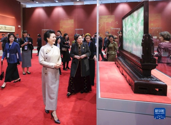  10月18日上午，國(guó)家主席習(xí)近平夫人彭麗媛邀請(qǐng)出席第三屆“一帶一路”國(guó)際合作高峰論壇的外方領(lǐng)導(dǎo)人夫人參觀中國(guó)工藝美術(shù)館（中國(guó)非物質(zhì)文化遺產(chǎn)館）。這是彭麗媛同外方領(lǐng)導(dǎo)人夫人參觀展品。新華社記者 丁林 攝