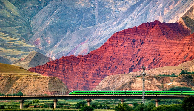 穿越丹霞地貌的火車。蘭州局集團公司融媒體中心供圖
