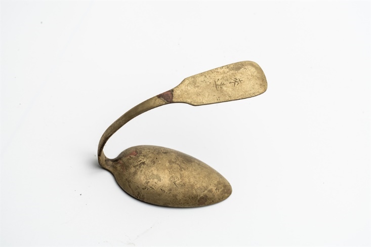 鏨刻“來遠(yuǎn)”的湯勺。國家文物局供圖