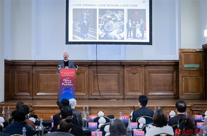 英國群英創(chuàng)意全球首席執(zhí)行官杰米·撒杰特在現(xiàn)場發(fā)言，分享如何進一步提升四川旅游的國際影響力、吸引更多的英國游客。人民網(wǎng) 郭錦標攝