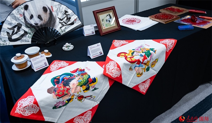 活動現(xiàn)場的現(xiàn)場文創(chuàng)展、互動體驗區(qū)、非遺區(qū)展示。人民網(wǎng) 郭錦標攝