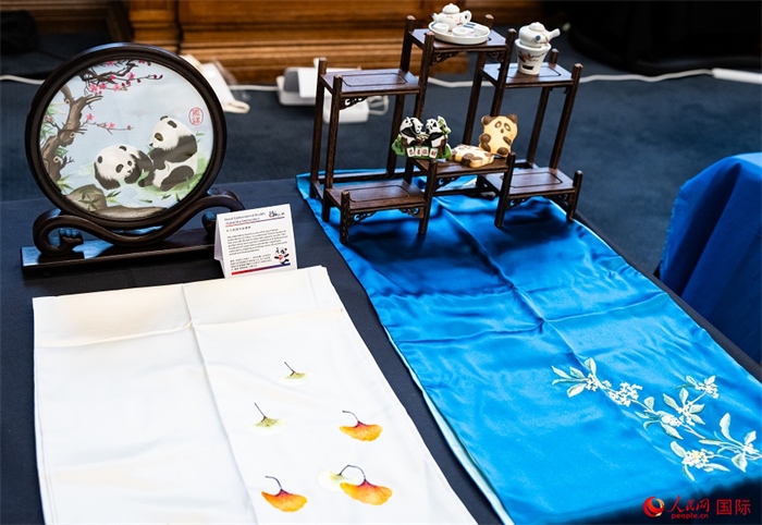 活動現(xiàn)場的現(xiàn)場文創(chuàng)展、互動體驗區(qū)、非遺區(qū)展示。人民網(wǎng) 郭錦標攝