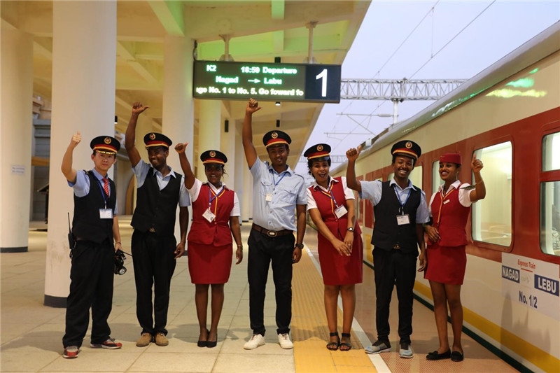 中埃員工組成的亞吉鐵路運(yùn)營(yíng)團(tuán)隊(duì)。 中國(guó)土木工程集團(tuán)有限公司供圖