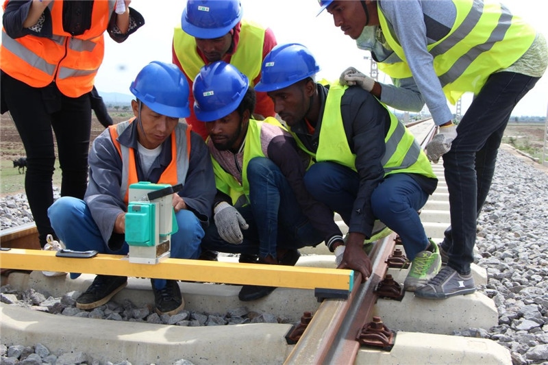 中方員工在鐵路現(xiàn)場(chǎng)培訓(xùn)埃方員工。 中國(guó)土木工程集團(tuán)有限公司供圖