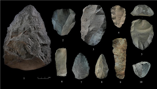 石制品 1.手斧 2、4、5.勒瓦婁哇石核（循環(huán)剝片法、優(yōu)先剝片法）3.勒瓦婁哇石葉石核 6.勒瓦婁哇石葉 7、8.勒瓦婁哇尖狀器 9.石葉 10.錐形石葉石核。中肯聯(lián)合考古隊(duì)供圖