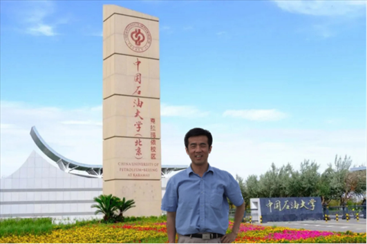 北京交通大學(xué)“銀齡教師”黃曉鳴。校方供圖