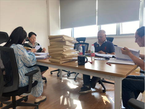 北京交通大學(xué)退休教師田立年與當(dāng)?shù)貛熒谝黄?。校方供圖