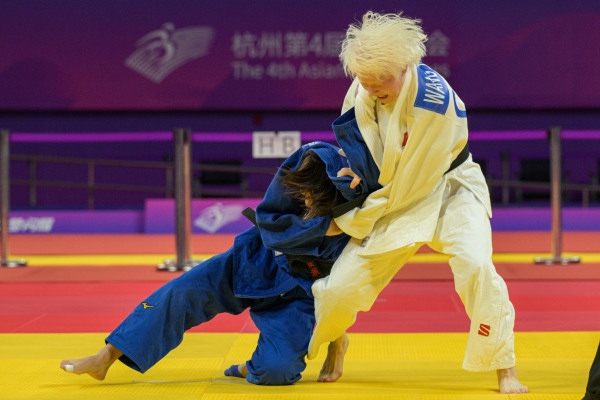 10月24日，杭州第4屆亞殘運(yùn)會(huì)柔道女子J2級(jí)57公斤級(jí)決賽舉行。圖為中國(guó)隊(duì)選手王嘉楠（右）和日本隊(duì)選手廣瀨順子在比賽中。圖片來(lái)源：杭州亞殘組委