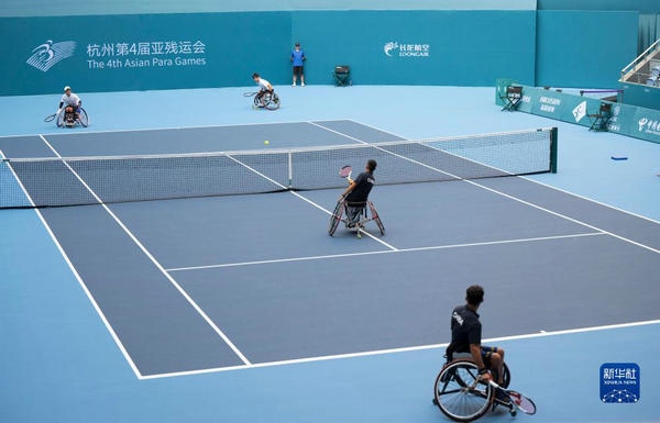 10月24日，在杭州第4屆亞殘運(yùn)會(huì)輪椅網(wǎng)球男子雙打1/4決賽中，中國(guó)組合董順江/紀(jì)珍旭以0比2不敵韓國(guó)組合任浩元/韓成奉，無(wú)緣半決賽。圖為董順江（右二）/紀(jì)珍旭（右一）在比賽中。新華社記者 才揚(yáng)攝